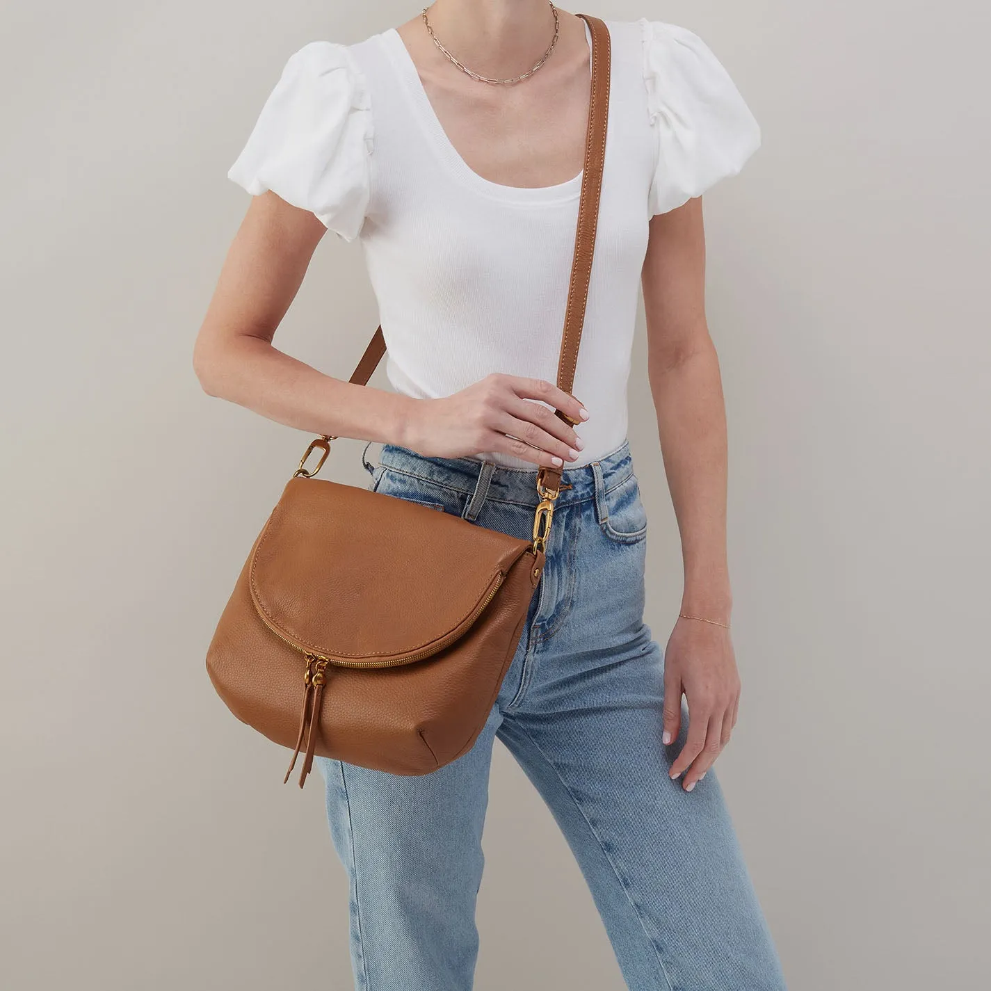 Fern Foldover Messenger In Pebbled Leather - Warm Honey