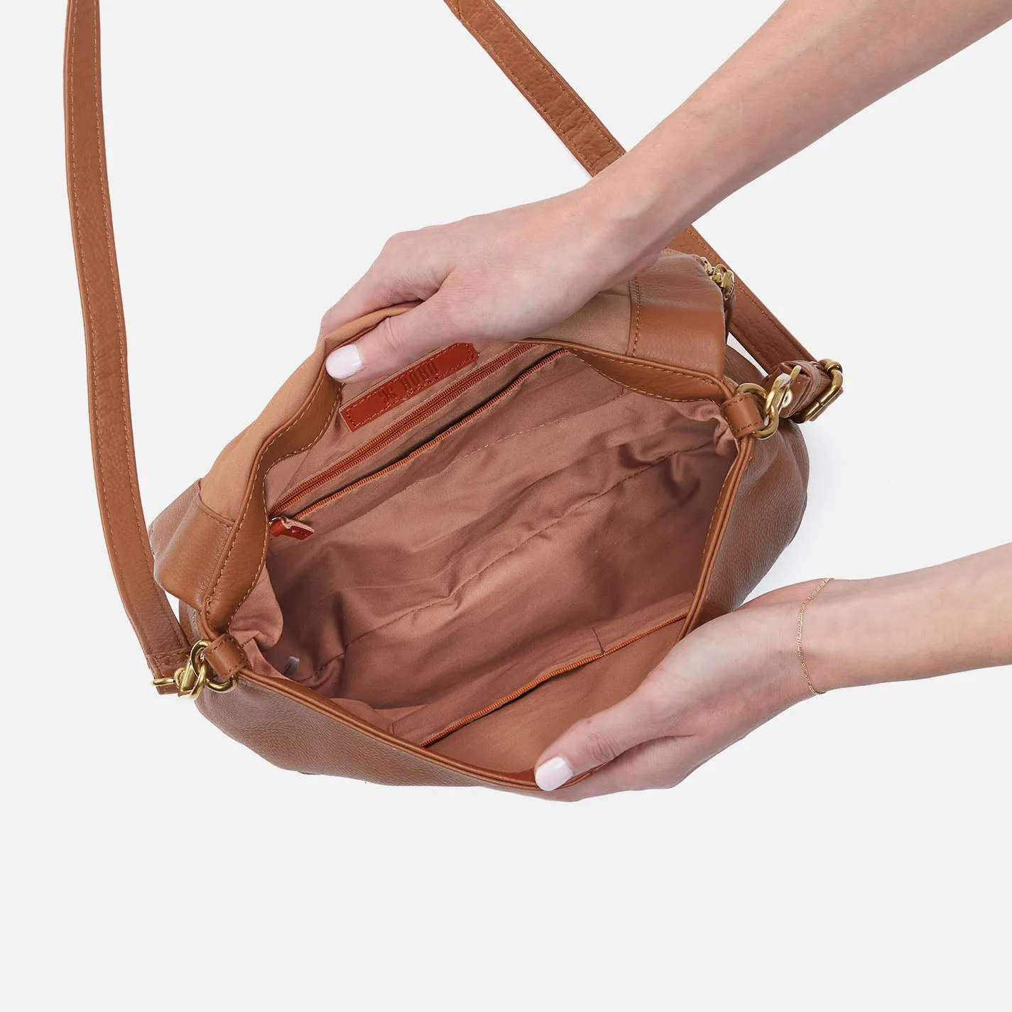 Fern Foldover Messenger In Pebbled Leather - Warm Honey