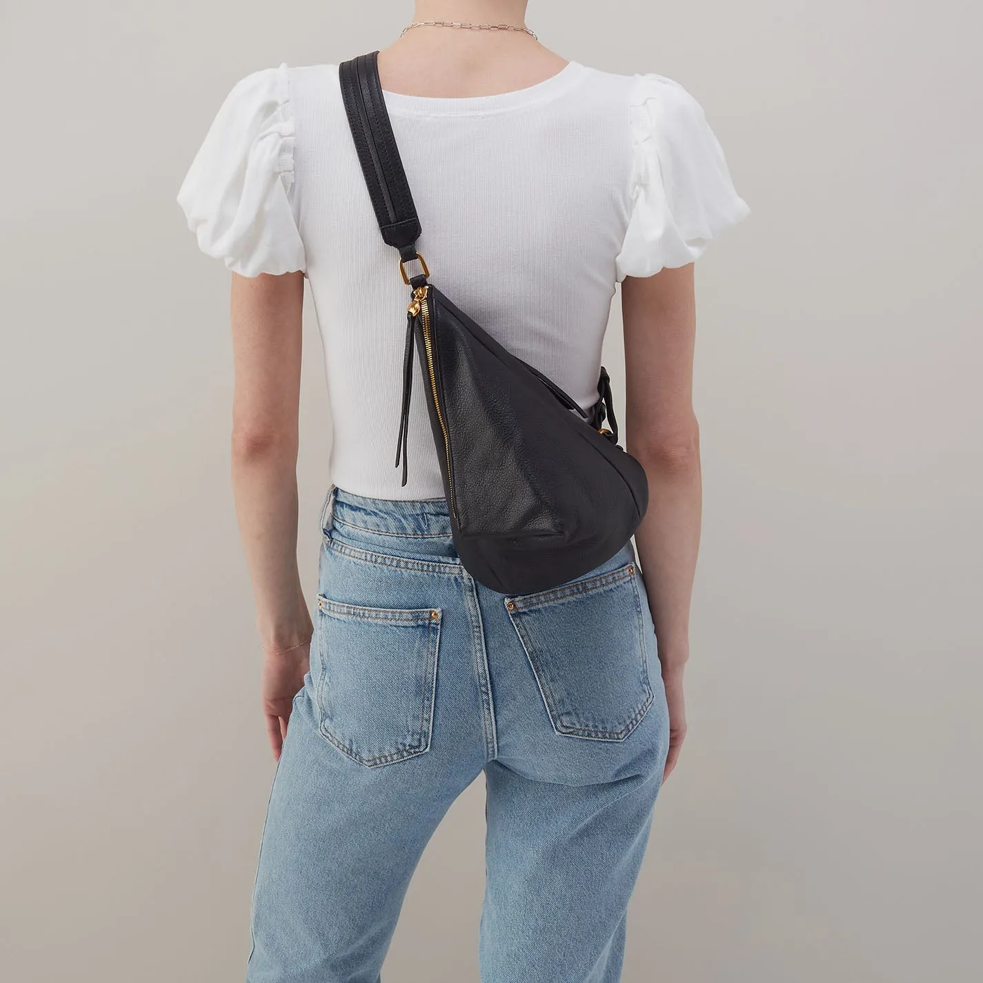 Sway Small Sling In Pebbled Leather - Black